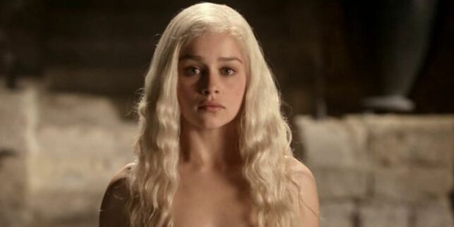 Upopulær, sexkritikk og sorg. Slik ble Emilia Clarke «Game of Thrones»-dronninga
