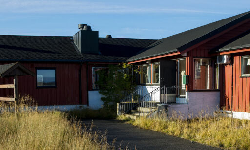 Stor asyl-leir skal stå tom helt fram til november, men de 50-60 ansatte fortsetter i jobbene sine