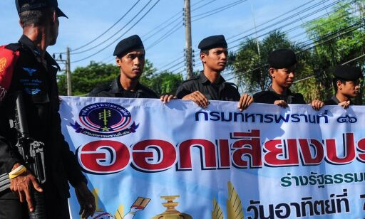 Stort flertall for ny grunnlov i Thailand. Men militærjuntaen har forbudt nei-valgkamp og massearrestert motstandere