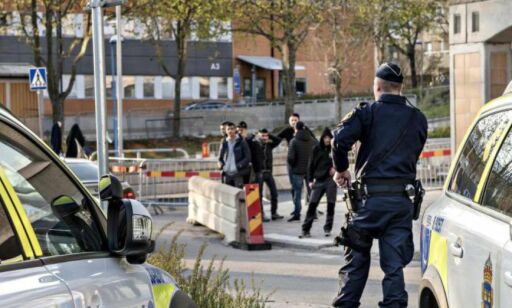 I svenske Rinkeby skyter 16-åringer på hverandre og journalister får juling
