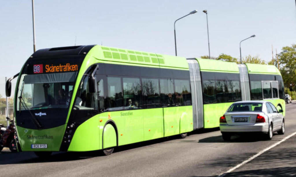 Bussjåføren stoppet midt i veien, og hoppet av bussen for å redde gutten som fikk juling