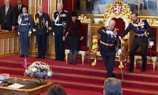Kong Harald holdt på å falle. Ble reddet av kronprins Haakon