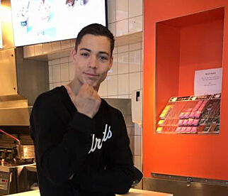 Den eldre mannen prøvde flere ganger å betale for seg. Da det ikke gikk, steppet Ivan (19) inn