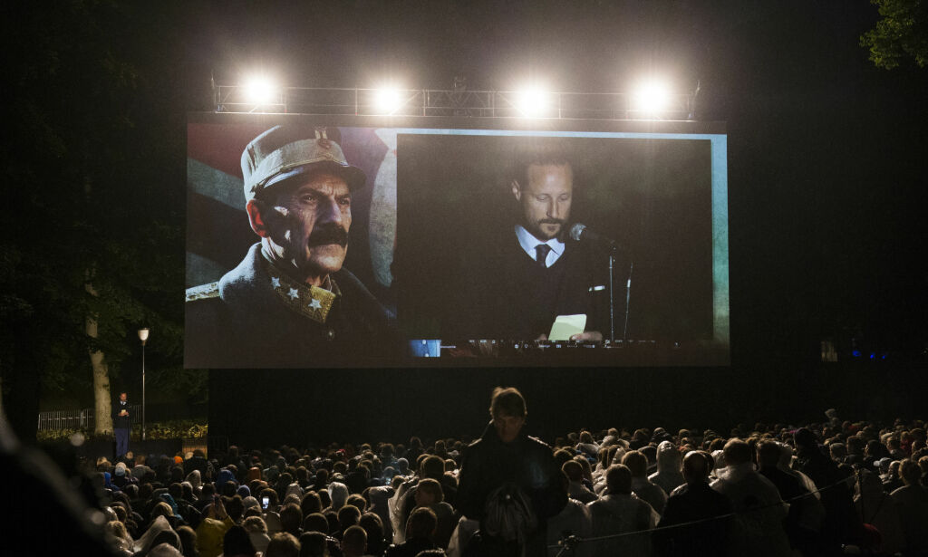 OSLO 20160921.
Kronprins Haakon holder tale (nede til v.) under førpremiere på "Kongens Nei». Filmen vises i dronningparken onsdag kveld. Skuespiller Jesper Christensen spiller rollen som kong Haakon.
Foto: Berit Roald / NTB scanpix
