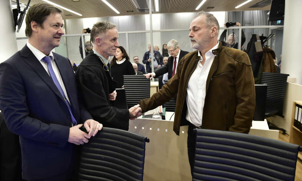 «Nei, jeg snakker ikke med politiet, men jeg har en politimann i lomma»