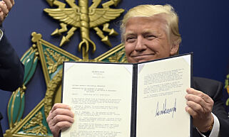 Trump med presidentordrer om militæret og flyktninger