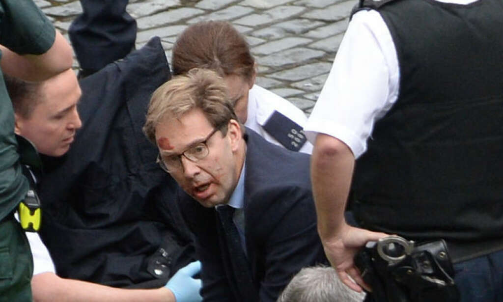 Her forsøker forgjeves den britiske politikeren å redde livet til den skadde politimannen