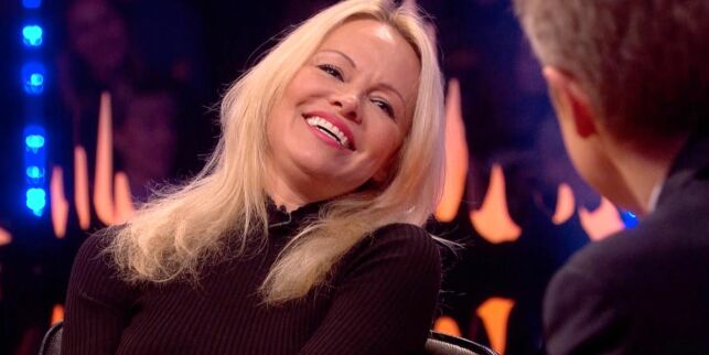 Pamela Anderson dater Julian Assange: - Han er «i fengsel», og det gjør det litt vanskelig