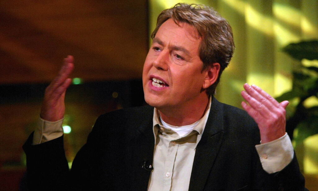 OSLO 20021031
Otto Jespersen holdt som vanlig sin avslutningsmonolog i fjernsynsprogrammet på TV2, "Torsdagsklubben" på Smuget.
Foto: Bjørn Sigurdsøn / SCANPIX