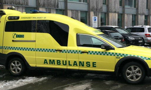 Moren til Angelica (13) fraktet ut på båre og hentet av ambulanse