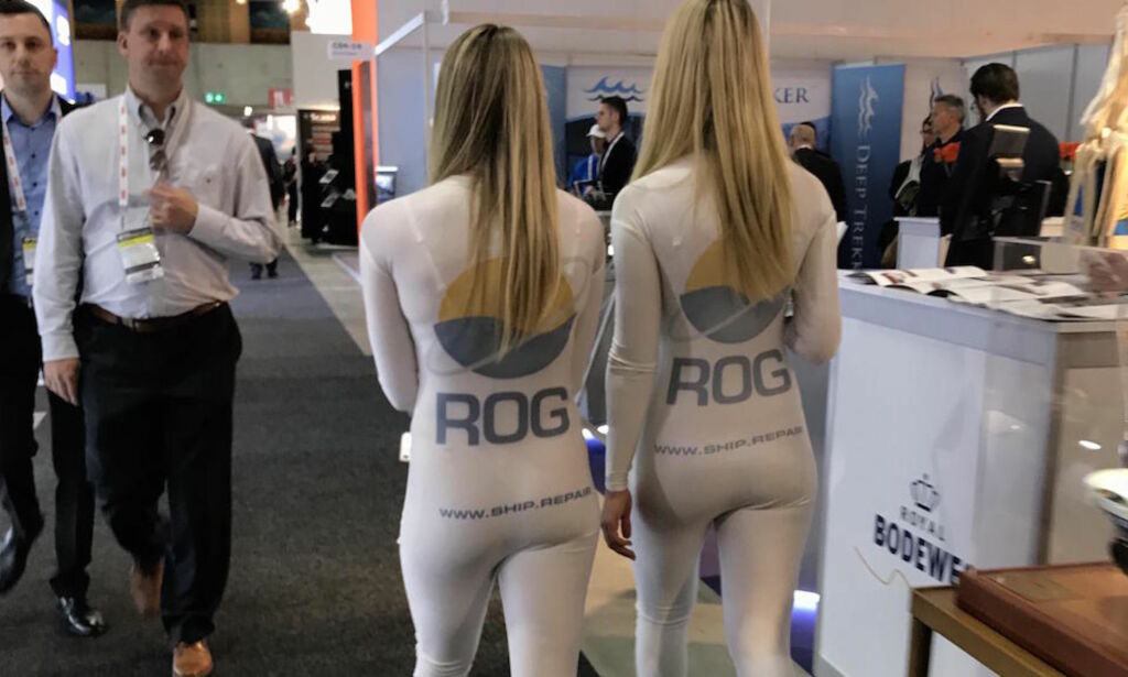 Satset på jenter i åletrange kondomdrakter på norsk shippingmesse: - Menn bør reise reise seg opp og si at dette ikke er greit
