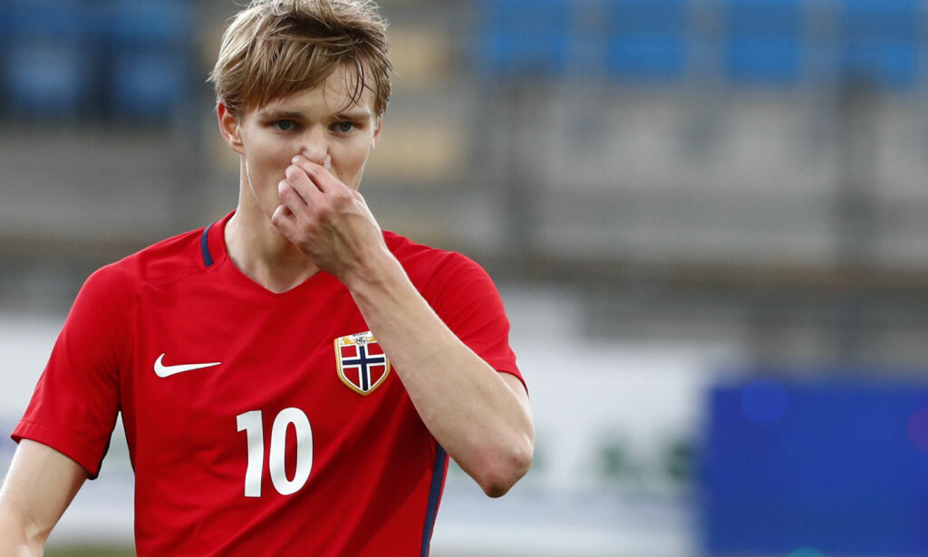 Bekymret Kristoffer Ajer stormet bort til Martin Ødegaard: - Jeg måtte passe på ham i dag