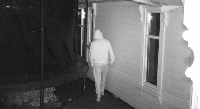 Ukjent mann terroriserer nabolag i Mandal: - Han banker på vinduene og skremmer barna på natta