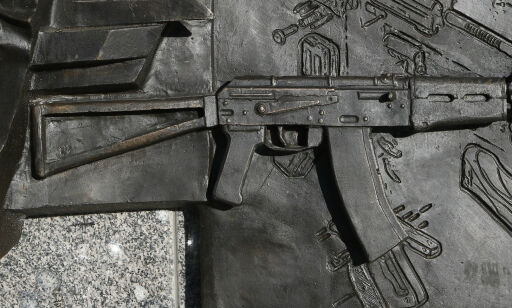Med et stort monument skulle russerne hedre mannen bak AK-47. Det var bare ett problem