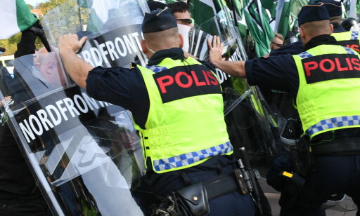 Sammenstøt under nazimarsj: Politiet bruker pepperspray, demonstranter kaster stein
