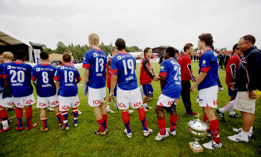 Sløsing å fly 14-åringer Norge rundt for å spille fotball