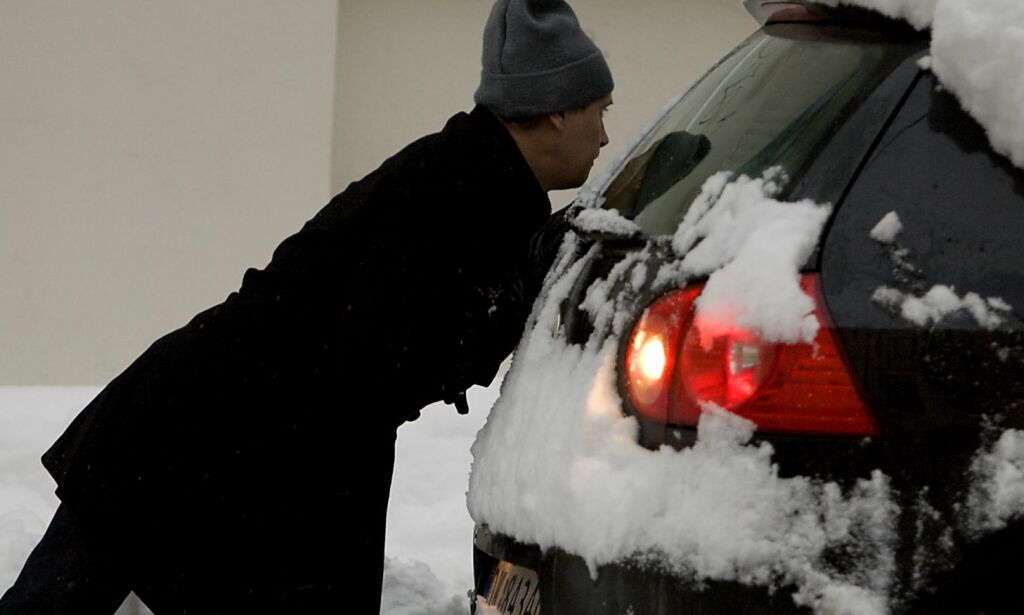 Kraftig snø, regn og vind fører til vanskelige kjøreforhold