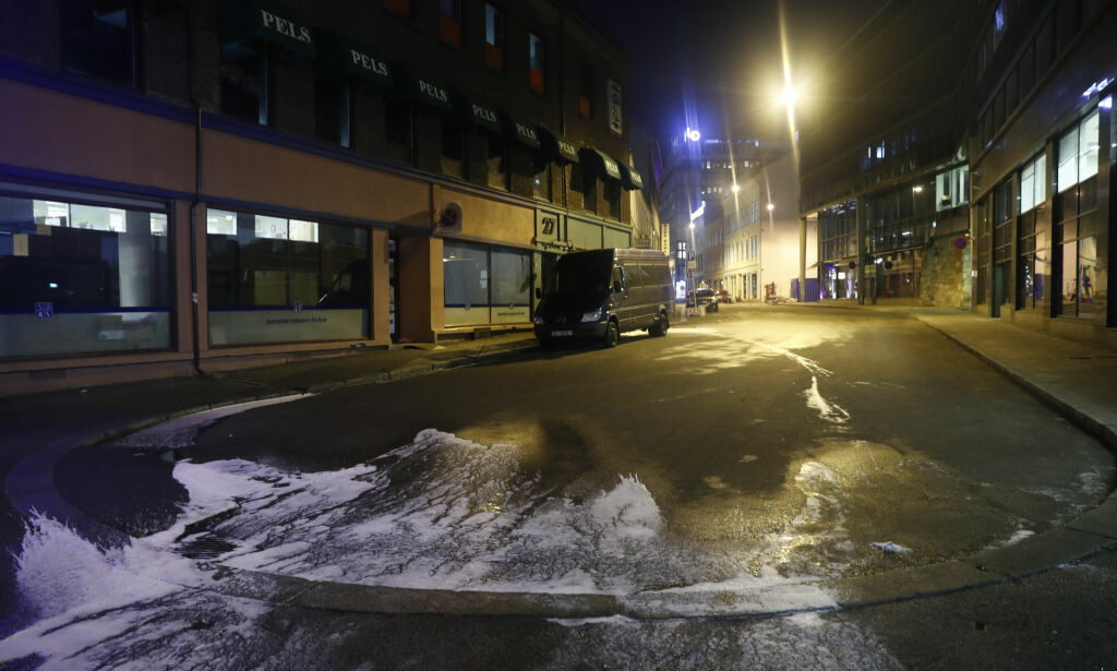 Politibil i full fyr i Oslo. Fant bensinkanne like ved