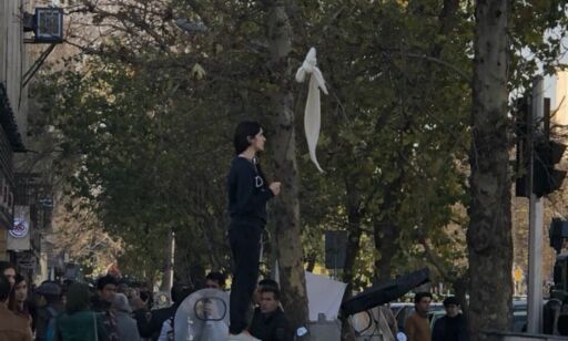 Kvinnen hylles som helt etter sin stille protest.Nå skjelver Irans ledere