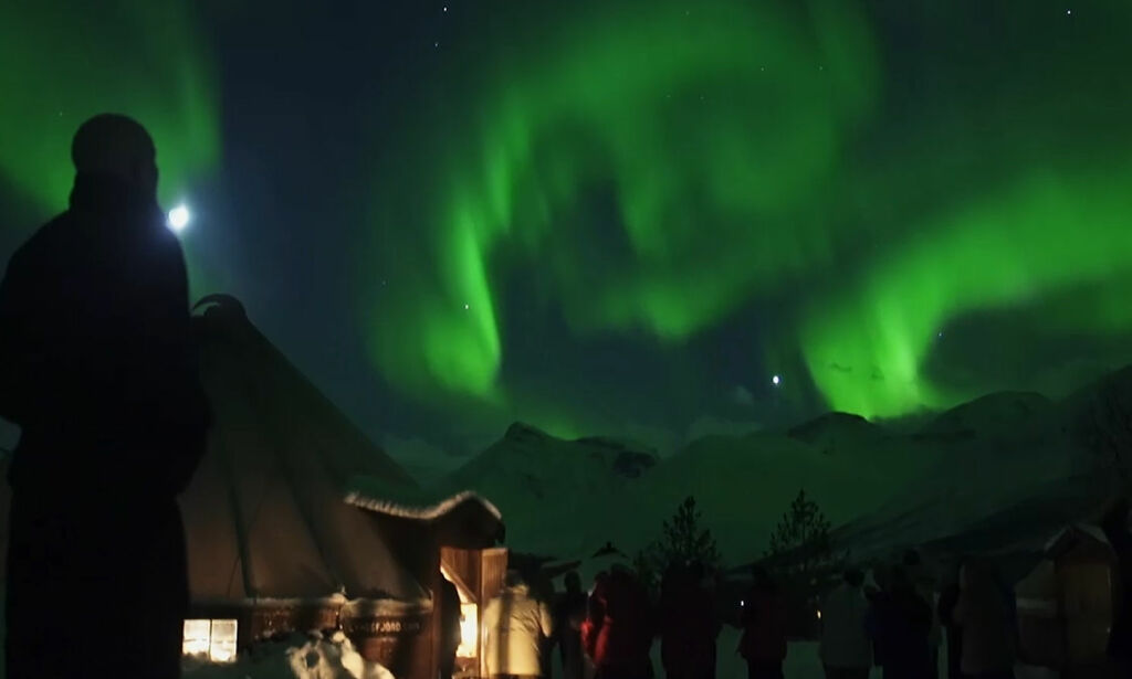 Nå har så mange nordmenn oppdaget nordlyset at eventselskapene i Tromsø må lage nye brosjyrer - på norsk