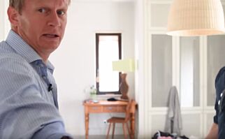 Viser fram «Mesternes»-huset. Så får Steffen seg en overraskelse