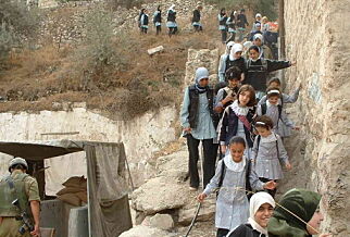 Skulle følge barn til skolen, men ble nektet innreise til Israel