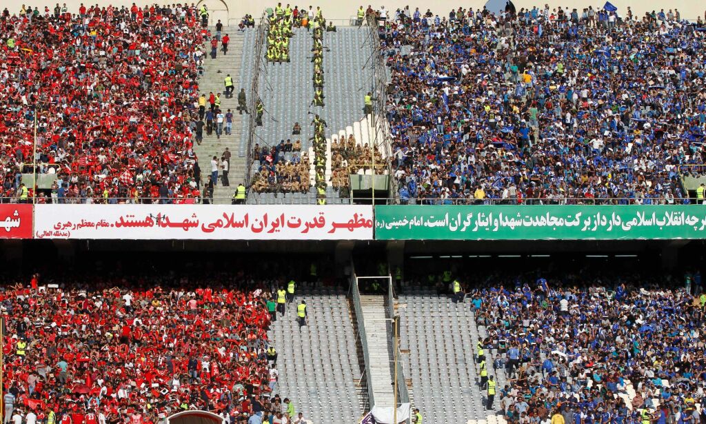 Mens FIFA-sjefen så kamp med iranske fotballtopper, ble 35 kvinner arrestert på vei inn på stadion