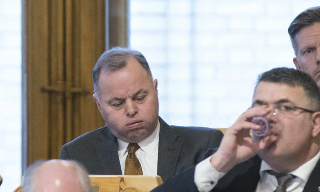 Fem partier ber Thommessen gå av. Derfor nekter han å trekke seg