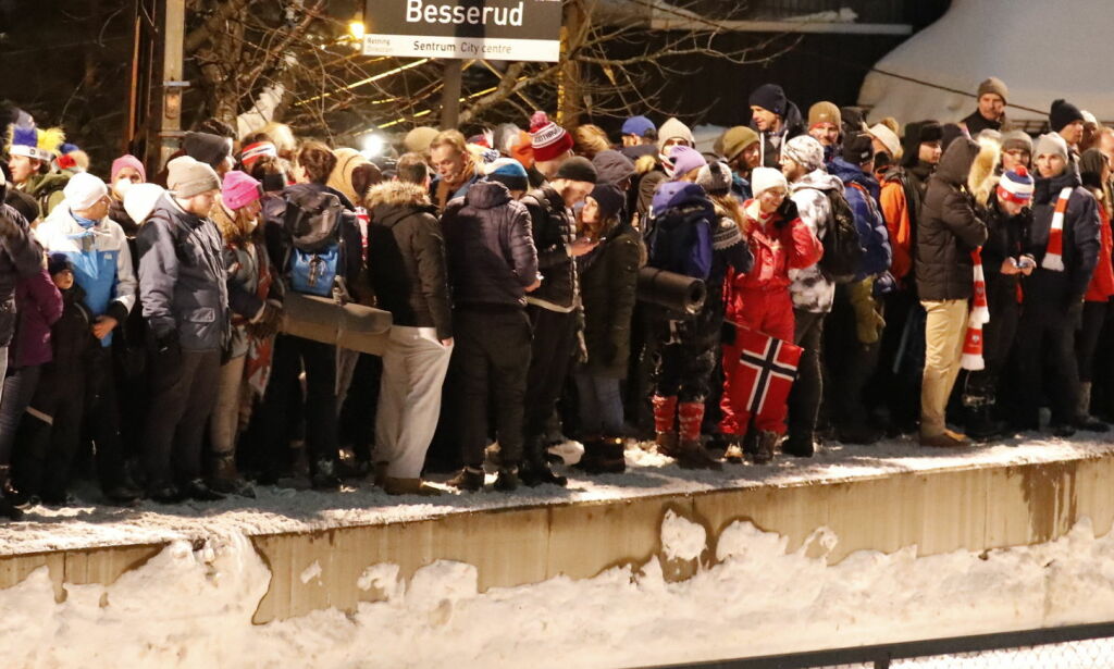 Beskrivelser fra Holmenkollen: - Et voldsomt menneskehav. Folk fikk panikk og besvimte