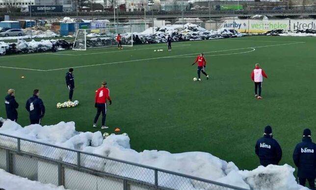 Lagerbäck med bisarr trening