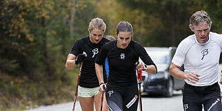 FÅVANG 20160927.
Heidi Weng (foran) og Ingvild Flugstad Østberg løper sammen med Pål Gunnar Mikkelsplass i motbakkene fra Fåvang mot Kvitfjell under langrennsjentenes intervalltrening tirsdag. Øvelsen kalles Elghufs.
Foto: Cornelius Poppe / NTB scanpix