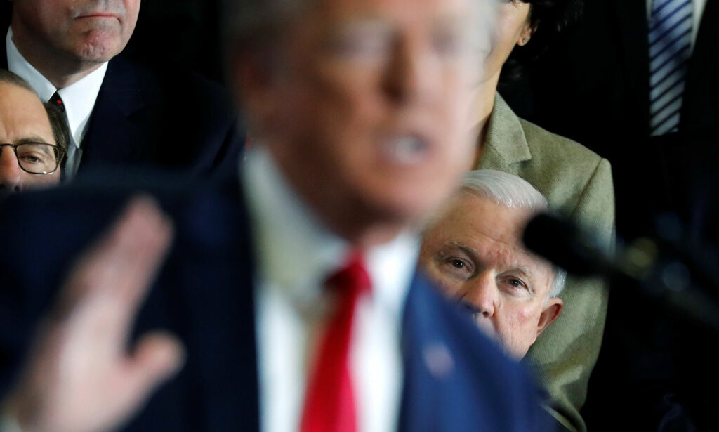 «Angrepet», truet og kalt «idiot» av Trump. Nå er det justisministerens tur til å komme med truslene