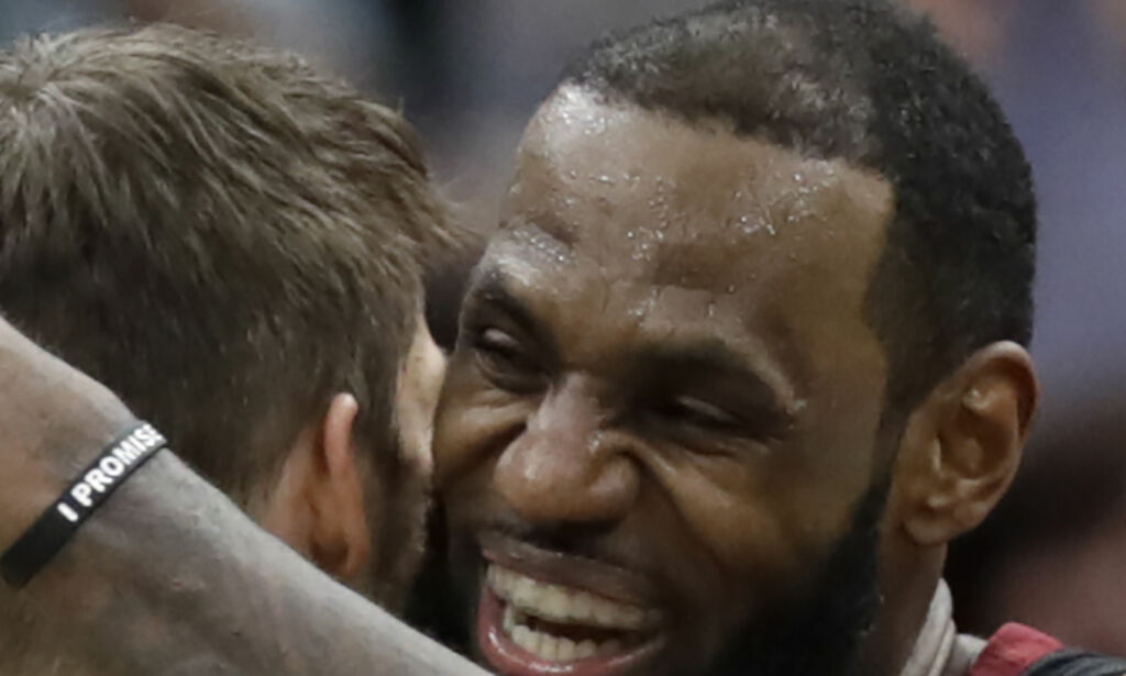LeBron James i storslag da Cleveland Cavaliers avanserte