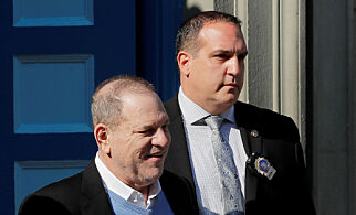 Harvey Weinstein er arrestert og siktet for voldtekt. Kom smilende ut av stasjonen