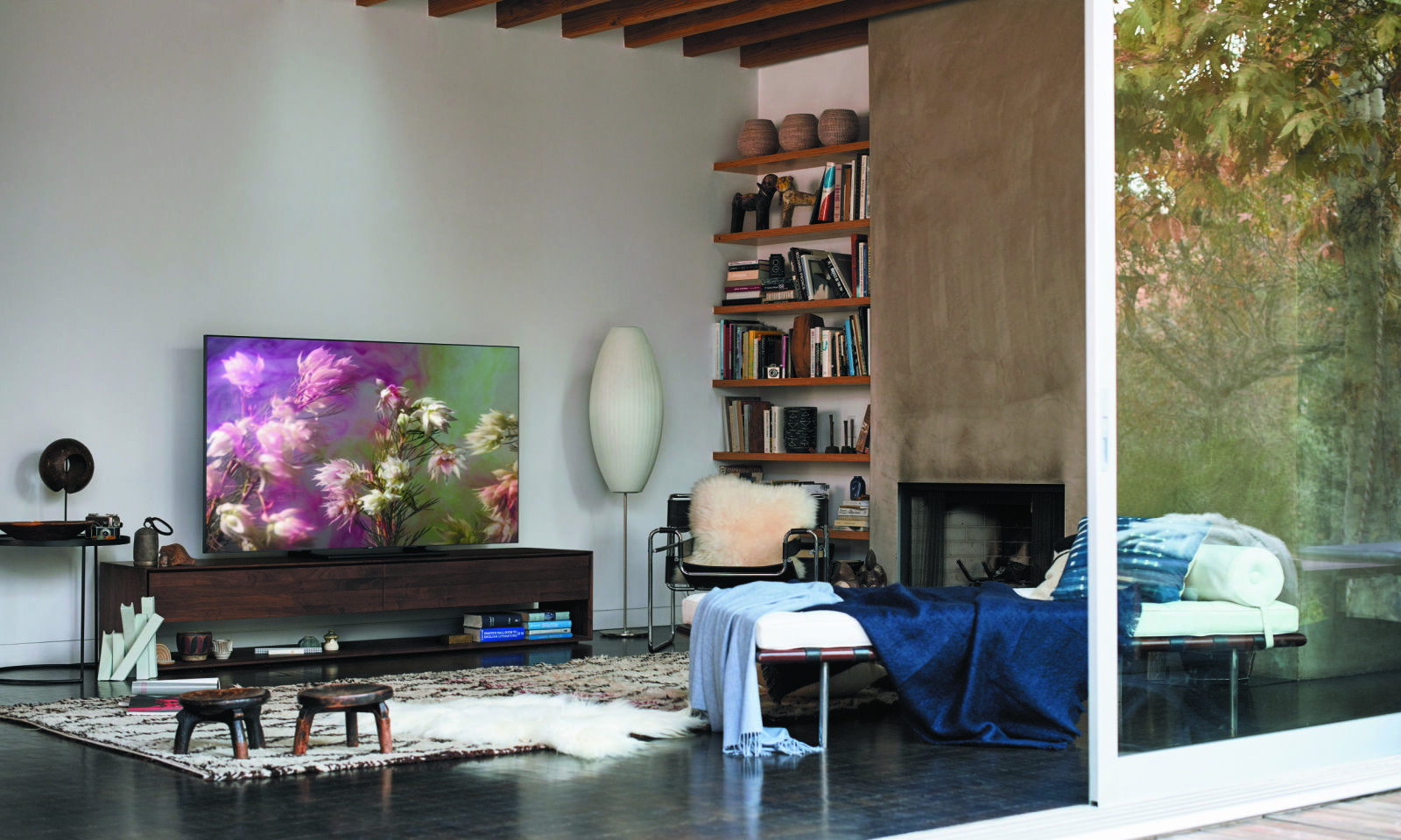 SMART: Med One Connect-funksjonen kan en QLED TV settes opp helt uten synlige ledninger. SMART: Med One Connect-funksjonen kan en QLED TV settes opp helt uten synlige ledninger.