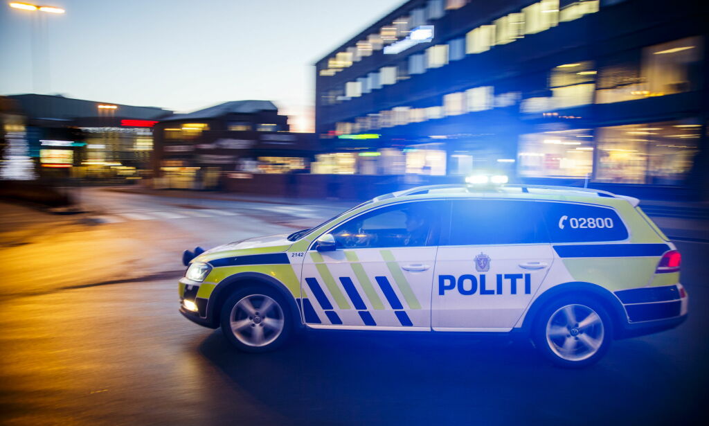 Kvinne stjal drosje, kolliderte, knuste vinduer og sparket politimann