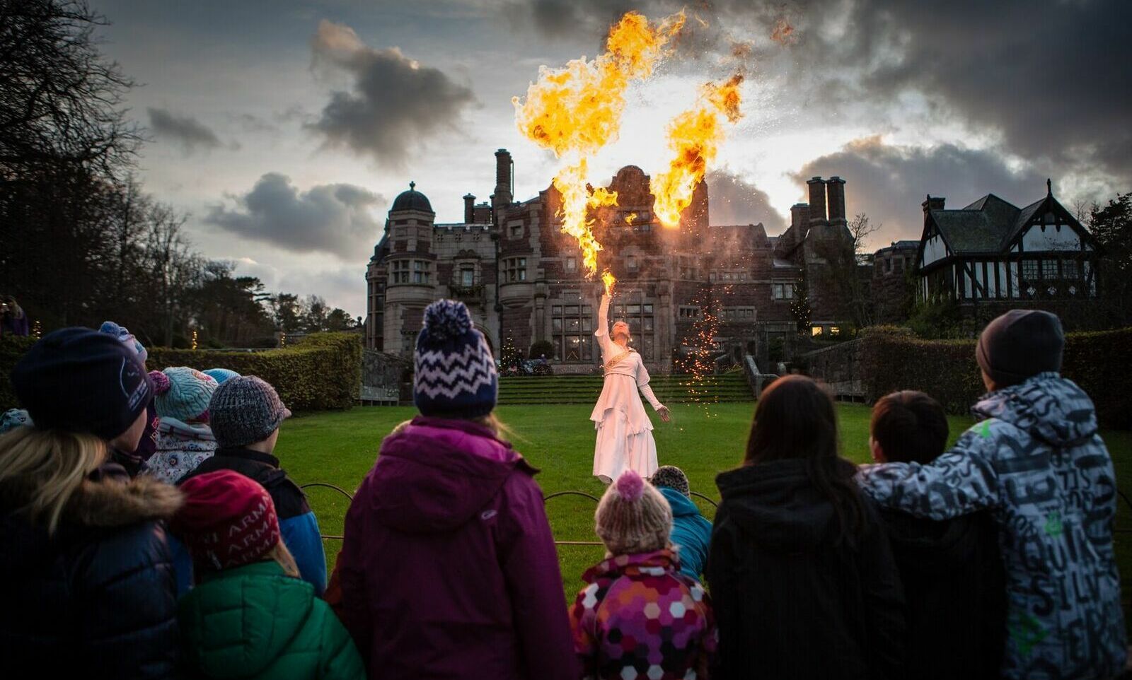 GNISTRENDE: Tjolöholms slott har et helt eventyrlig julemarked med mengder av aktiviteter og show. Foto: Will Rose GNISTRENDE: Tjolöholms slott har et helt eventyrlig julemarked med mengder av aktiviteter og show. Foto: Will Rose