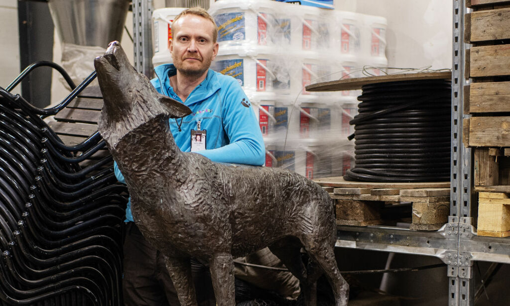 Dyreparken fjernet kjent ulvestatue: -Hårreisende at de har latt seg påvirke av ulvemotkjempere