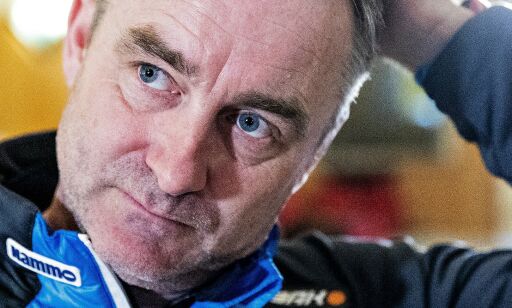 Kastet racket på hoppsjefen