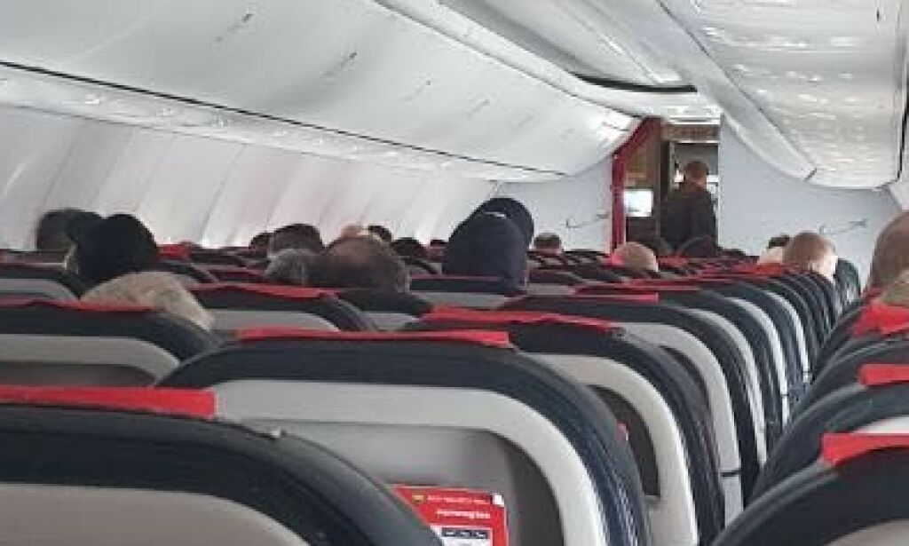 Passasjerer holdt i bombetruet fly i over to timer