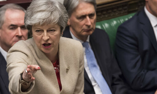 Britene seiler videre uten kaptein og uten kompass