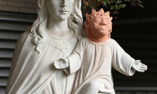 Restaurert statue av jesusbarnet skaper oppstandelse - Sammenlignes med Maggie Simpson